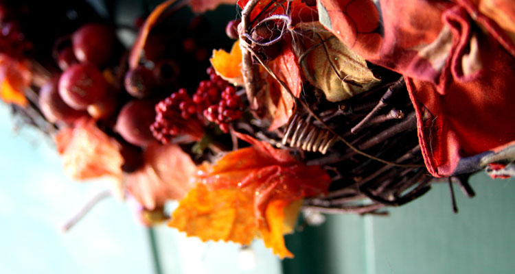 Thanksgiving is right around the corner, and we want to help you get ready for the holiday with these five easy Thanksgiving crafts.